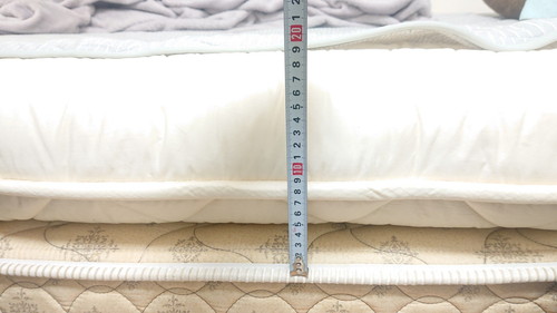 雲のやすらぎプレミアムの厚さを横から見た風景(17cm)