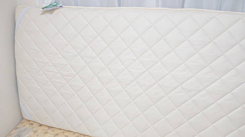 雲のやすらぎプレミアムを部屋の隅に立てかけてる風景